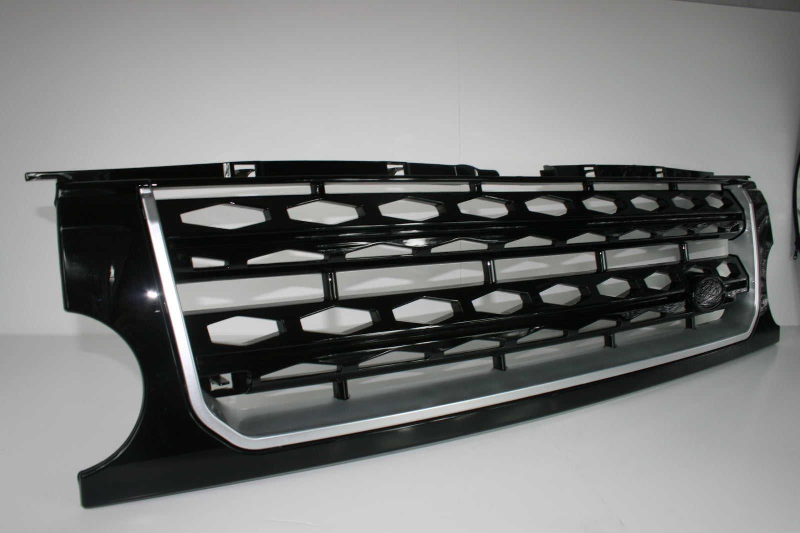 Zunsport compatible with Land Rover Discovery Gloss Black with Gloss Black D4 Mesh and Silver Trim Conversion