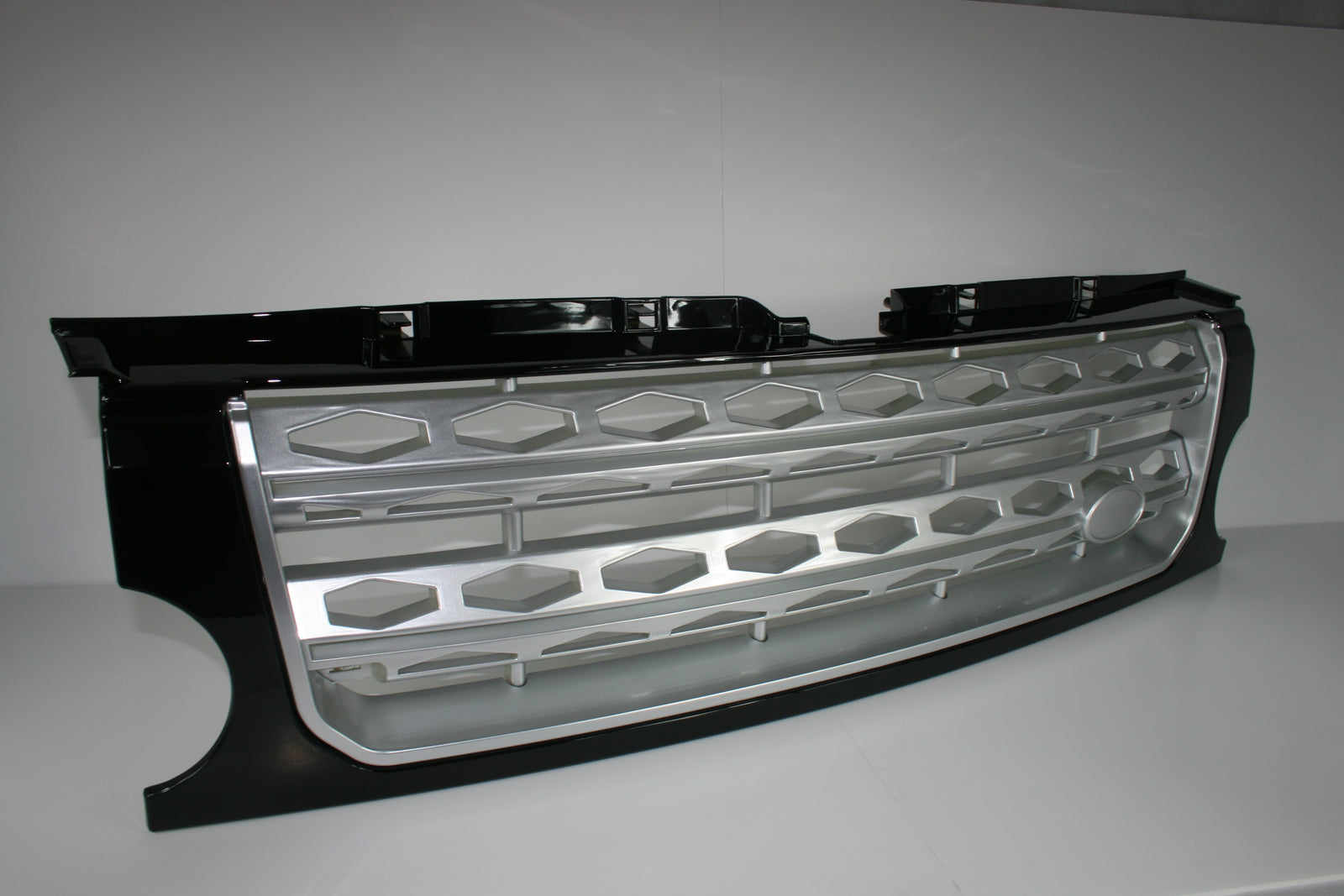 Zunsport Land Rover Discovery Gloss Black with Silver D4 Mesh and Trim Conversion